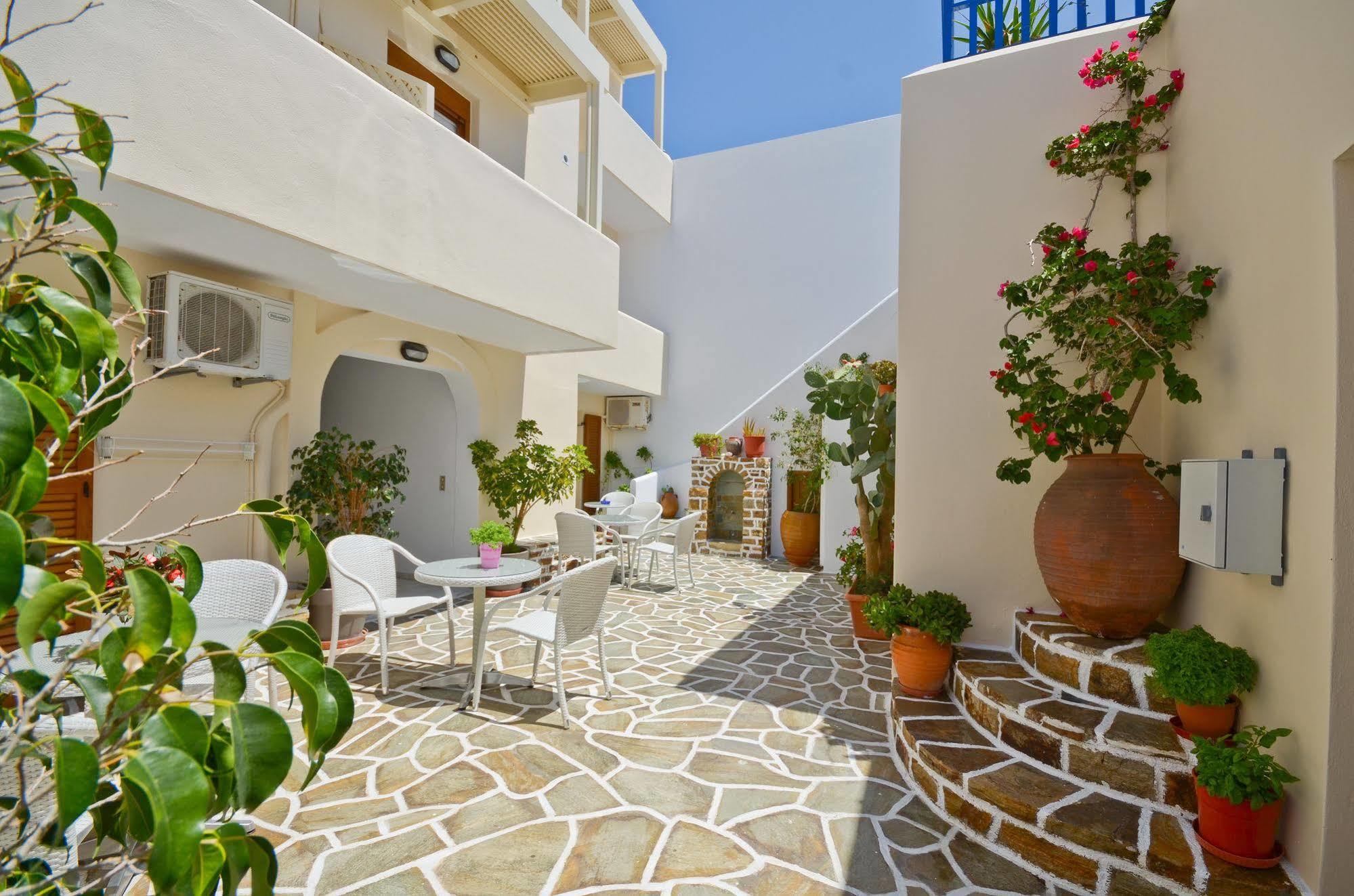 马戈一室公寓酒店 Naxos City 外观 照片